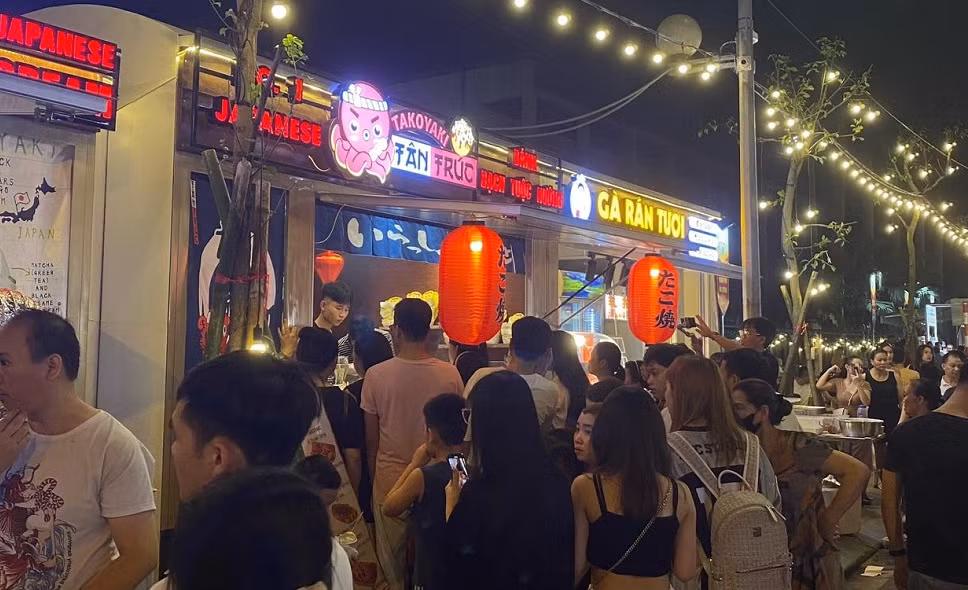 Khu vực 2 từ đường Trần Nguyên Hãn tới đường Ngô Quyền, phường Bình Hàn bố trí các gian hàng được thiết kế hình toa tàu, dựng điểm check-in, sân khấu biểu diễn và không gian công cộng. 