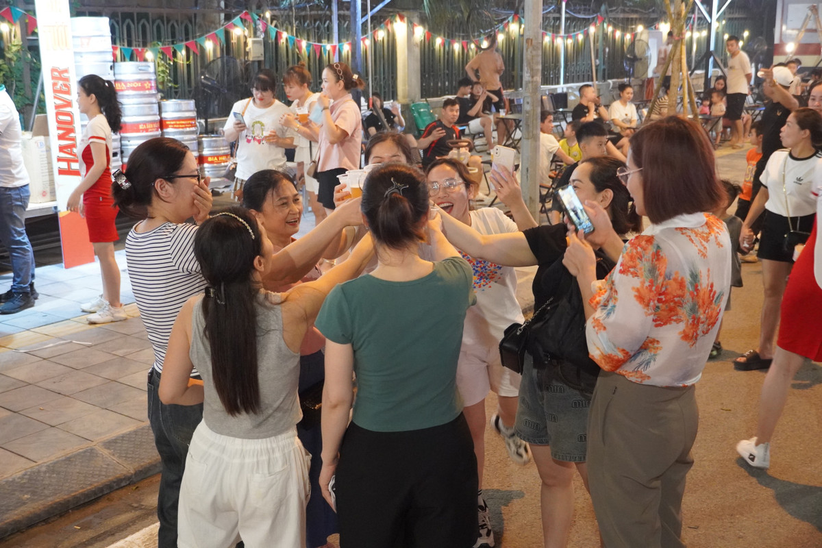 Người dân Hải Dương thích thú khi trải nghiệm tại phố ẩm thực.