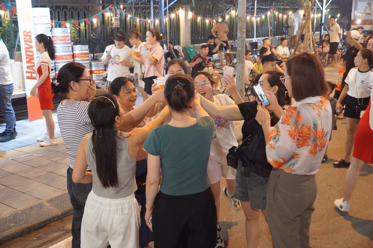 Người dân Hải Dương thích thú khi trải nghiệm tại phố ẩm thực.