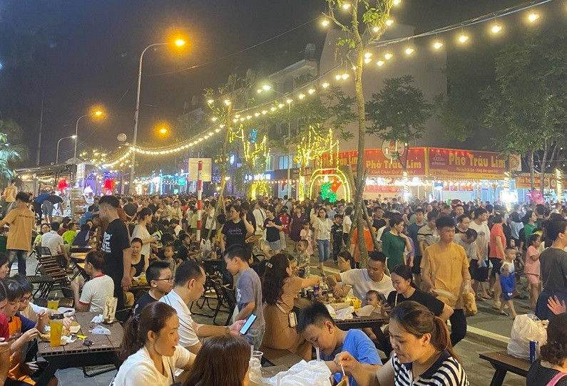 Du khách thưởng thức ẩm thực.