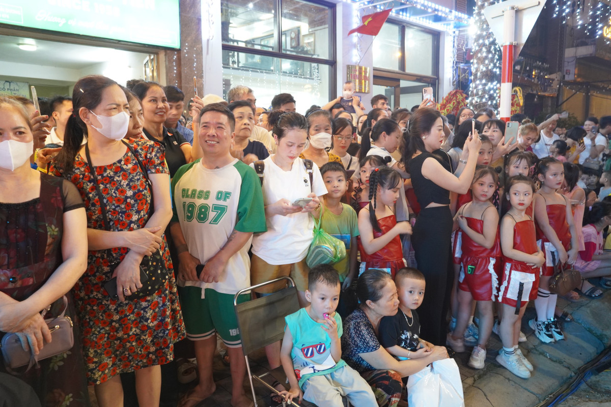 Phố ẩm thực Tuệ Tĩnh hoạt động từ 18-24h thứ sáu hằng tuần và các ngày lễ lớn. Trong thời gian hoạt động, phường Bình Hàn sẽ cấm đường để sử dụng lòng đường làm nơi tổ chức các hoạt động văn hóa, văn nghệ, ẩm thực đường phố. Các ngày còn lại trong tuần sử dụng một phần vỉa hè để mở rộng kinh doanh (sau khi đã trừ 2 m dành cho người đi bộ), giao thông đi lại bình thường. 