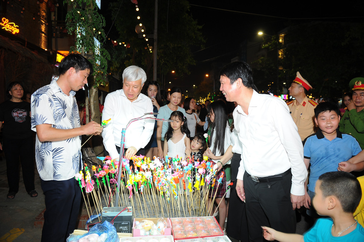 Lãnh đạo thành phố Hải Dương tham quan các điểm bán hàng.