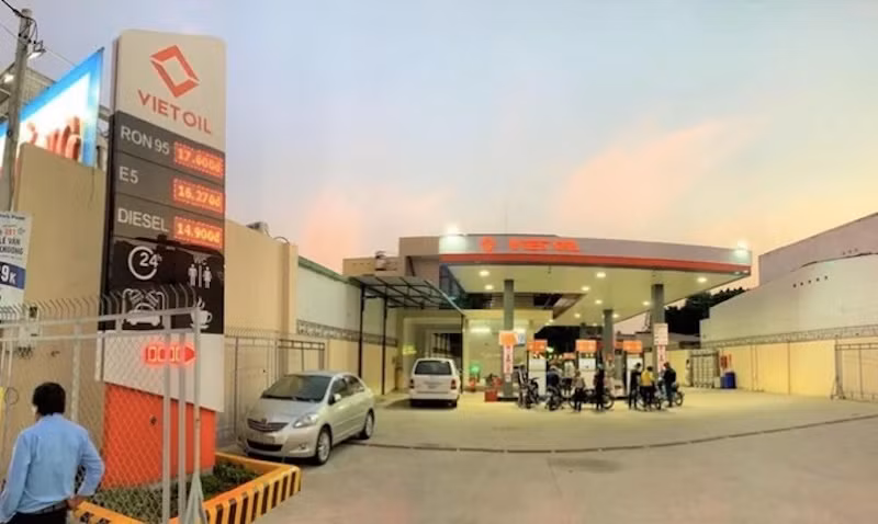 Vũ Trung Thành, Giám đốc Vietinbank – Chi nhánh Thanh Xuân, Nguyễn Văn Thắng, Phó Giám đốc Chi nhánh Hà Nội - Công ty Xuyên Việt Oil và Đồng Xuân Dũng (lao động tự do) bị khởi tố về tội “Đưa hối lộ” (Điều 364 BLHS).