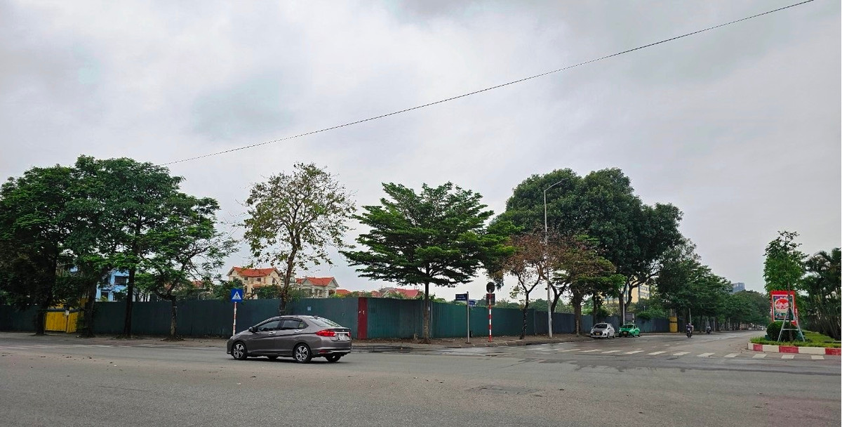 Đất khách sạn là 5.272 m2, mật độ xây dựng tối đa 43%, số tầng cao công trình 26 tầng (không bao gồm tầng hầm), bố trí các chức năng chính là phòng nghỉ khách sạn, dịch vụ thương mại, dịch vụ hỗ trợ, văn phòng cho thuê, công trình công cộng và bãi đỗ xe tại 2 tầng hầm. 