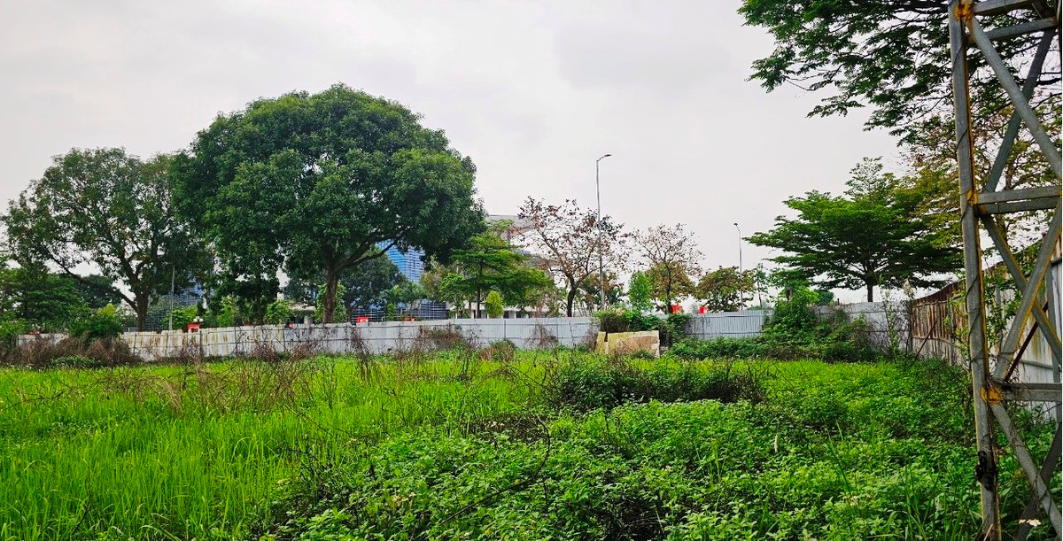 Trong đó, giá trị diện tích đất ở là 398 tỷ 369 triệu đồng; tiền thuê đất trả tiền hàng năm phải trả 1 năm (ổn định trong 10 năm kể từ ngày quyết định trúng đấu giá có hiệu lực, hết thời gian ổn định thực hiện điều chỉnh đơn giá thuê đất theo quy định của pháp luật): 2 tỷ 623 triệu đồng; giá trị tài sản trên đất: 279,6 triệu đồng. 