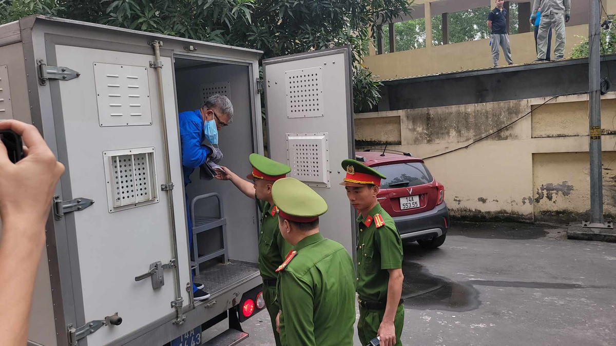 Cuu Giam doc Cong an Hai Phong Do Huu Ca toc bac trang hau toa-Hinh-2