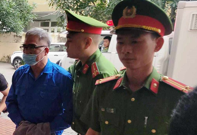 Cuu Giam doc Cong an Hai Phong Do Huu Ca toc bac trang hau toa