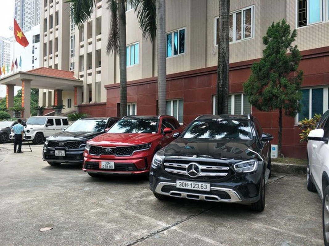 Thành cũng được biết đến là người sở hữu nhiều xế hộp hạng sang như Mercedes-AMG G63, Land Rover Hybrid (đều trị giá khoảng 12 tỷ đồng), một chiếc Mercedes dòng SUV trị giá nhiều tỷ đồng...và nhiều bất động sản giá trị.