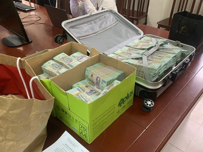 Công an còn thu giữ 9,3 tỷ đồng tiền mặt, 20.000 USD và phong tỏa khoảng 10 tỷ đồng ở các tài khoản ngân hàng, kê biên 6 căn hộ.