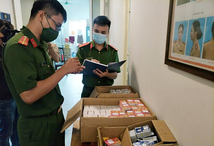 Người chơi nạp tiền với tỉ lệ 100.000 đồng mua được 100.000 SOC. Nếu người chơi muốn rút tiền thì thông qua các đại lý của game để đổi SOC ra tiền mặt dưới hình thức chuyển khoản ngân hàng hoặc ví điện tử, theo tỉ lệ 100.000 SOC đổi được 83.000 đồng. Để thu hút người chơi, Thành thường tổ chức các chương trình khuyến mại tăng tỉ lệ nạp tiền SOC trên game. Để hưởng lợi từ game, Thành chỉ đạo đàn em xây dựng hệ thống thu phí khi người chơi tham gia bằng cách tự động thu phí 1% trên tổng số tiền đặt cược. Người chơi thắng sẽ bị thu phí thêm 1% khi kết thúc lượt chơi đ