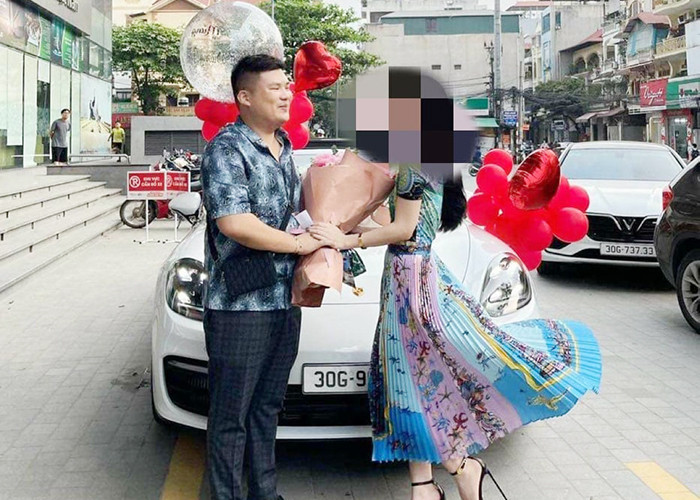 Đáng chú ý, Nguyễn Minh Thành từng nổi tiếng trên mạng xã hội vì tặng siêu xe Porsche Panamera trị giá 7 tỷ đồng cho vợ sắp cưới khi đó là “hotgirl” Vũ Thị Thùy D. (SN 1999, quê ở Hải Dương, thường trú tại Hà Nội) vào tháng 4/2021. Chỉ sau đó 4 tháng, "ông trùm" này bị bắt với cáo buộc cầm đầu đường dây đánh bạc ngàn tỷ đồng.