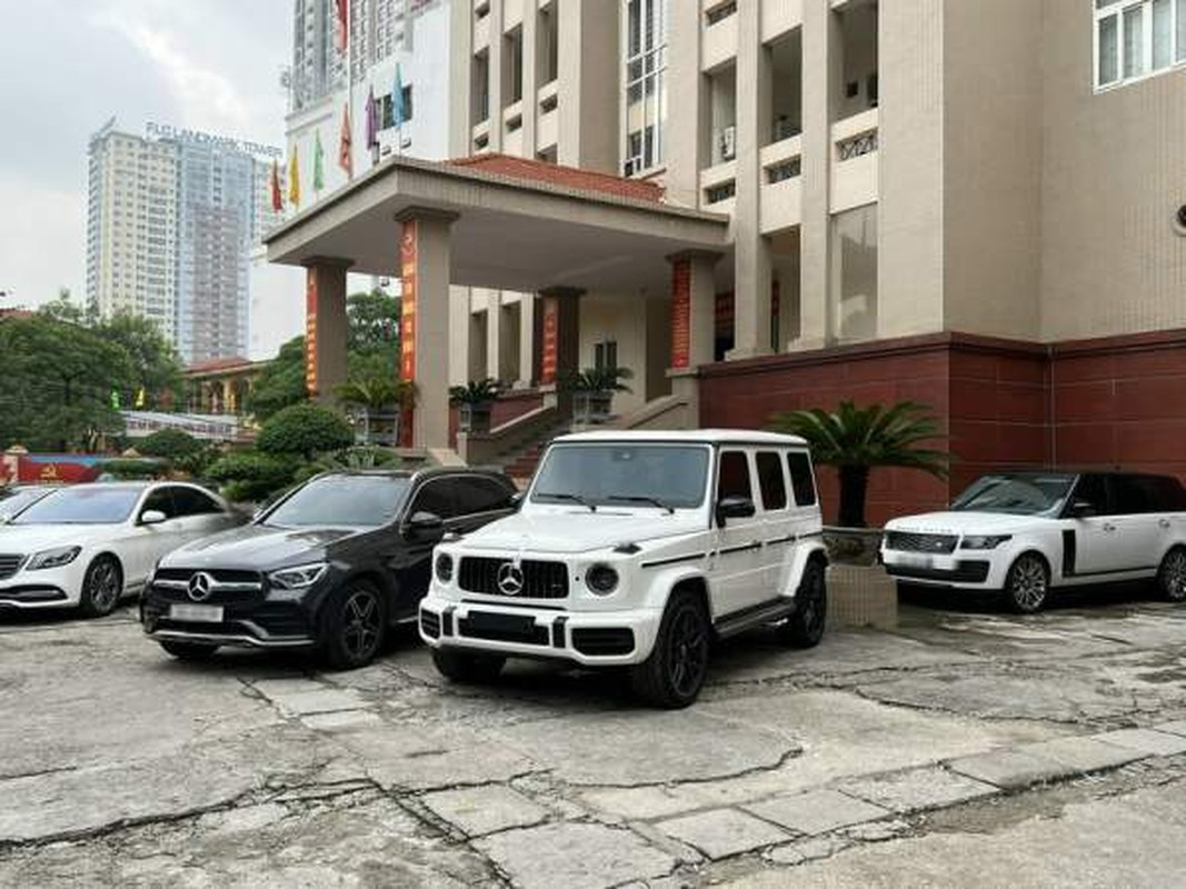 Thời điểm tiến hành khám xét khẩn cấp nơi ở, làm việc của Thành, công an thu giữ 13 xe ôtô, trong đó có nhiều xe sang như Porsche Panamera, Range Rover, Mercedes-AMG G63...