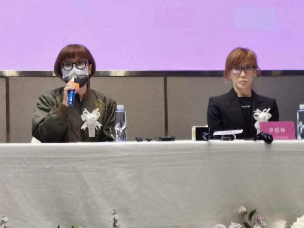 "Hồi sinh" người quá cố bằng AI- nghề mới còn nhiều tranh cãi - Hình 2 Hai chị gái Coco Lee tổ chức họp báo phản đối hồi sinh em gái