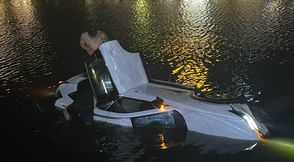 Hai Duong: Xe o to lao xuong song, tai xe tu vong