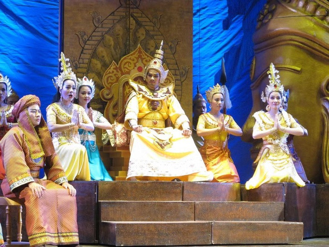 Năm 1304, thái thượng hoàng Trần Nhân Tông có chuyến đi tới Chiêm Thành và được vua Chế Mân tiếp đãi rất hậu. Trước khi ra về, vua hứa gả con gái là Huyền Trân cho Chế Mân, dù lúc đó vua Xiêm đã hơn 80 tuổi. Năm 1306, công chúa Huyền Trân chính thức làm dâu Chiêm Thành. Đổi lại, vua Chế Mân dâng hai châu Ô, Lý (Quảng Bình đến Thừa Thiên Huế ngày nay) cho Đại Việt làm quà cưới.