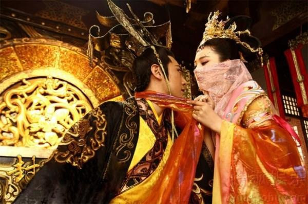 Trần Dụ Tông là vị hoàng đế thứ bảy của triều đại nhà Trần, ở ngôi 28 năm, từ 1341 đến 1369. Dụ Tông là vua nổi tiếng ăn chơi sa đọa, từng mở sòng bạc ngay tại hoàng cung, dù luật pháp triều Trần nghiêm cấm đánh bạc. Thói ăn chơi vô độ của Trần Dụ Tông khiến cơ nghiệp nhà Trần ngày càng suy yếu.