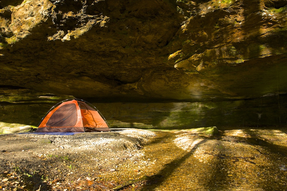 Đến hẻm núi Dismals, ngoài thực hiện chuyến tham quan vào ban đêm để chiêm ngưỡng màn trình diễn ánh sáng của dismalite, du khách có thể ghé thăm cánh rừng nguyên sinh. Đây là địa điểm tuyệt vời để khám phá hang Phù thủy (Witches' Cave) và hang Đền (Temple Cave), nơi được người cổ đại sử dụng cho các nghi lễ linh thiêng và tụ họp cộng đồng cách ngày nay khoảng 10.000 năm. Ảnh: Pinterest.