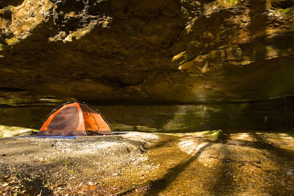Đến hẻm núi Dismals, ngoài thực hiện chuyến tham quan vào ban đêm để chiêm ngưỡng màn trình diễn ánh sáng của dismalite, du khách có thể ghé thăm cánh rừng nguyên sinh. Đây là địa điểm tuyệt vời để khám phá hang Phù thủy (Witches' Cave) và hang Đền (Temple Cave), nơi được người cổ đại sử dụng cho các nghi lễ linh thiêng và tụ họp cộng đồng cách ngày nay khoảng 10.000 năm. Ảnh: Pinterest.