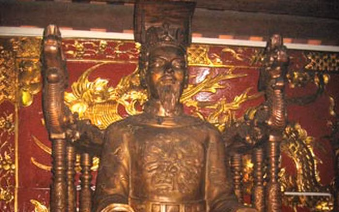 Trần Thủ Độ là người “một tay lập nên nhà Trần”. Giữ chức Điện tiền chỉ huy sứ dưới thời vua Lý Huệ Tông, Trần Thủ Độ từng bước giành ngôi báu cho dòng tộc bằng cuộc “hôn phối chính trị” do chính tay ông sắp đặt giữa Lý Chiêu Hoàng và Trần Cảnh.