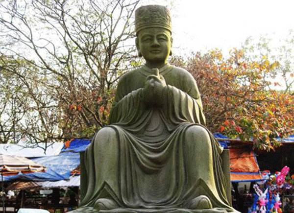 “Nam dược thần hiệu” là bộ sách do đại danh y Tuệ Tĩnh biên soạn. Nam dược thần hiệu tổng cộng có 11 cuốn, liệt kê các vị thuốc và 184 loại bệnh thông thường. Cùng "Hải Thượng y tông tâm lĩnh" của Lê Hữu Trác, đây là 2 bộ sách y học lớn nhất của nước ta thời phong kiến.