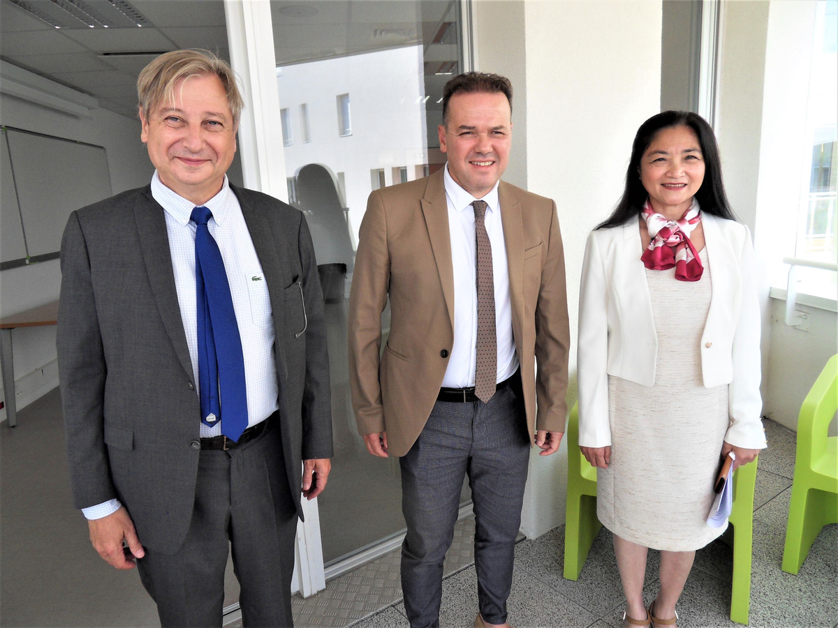 Chan dung Giao su Viet nhan giai thuong Toan hoc Caratheodory tai Phap