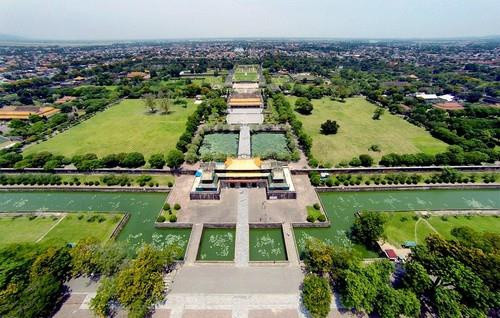 Tồn tại từ năm 1802-1945, triều Nguyễn trải qua tổng cộng 13 vị vua trị vì. Vua đầu tiên là Gia Long và vua cuối cùng chính là hoàng đế Bảo Đại.