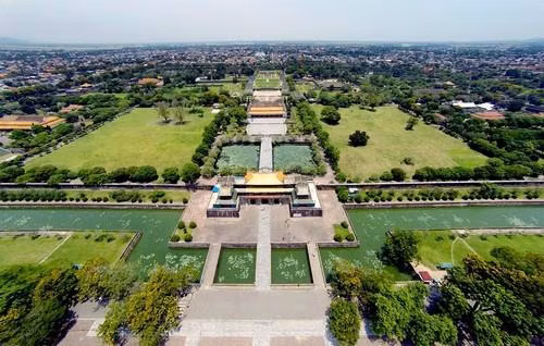 Tồn tại từ năm 1802-1945, triều Nguyễn trải qua tổng cộng 13 vị vua trị vì. Vua đầu tiên là Gia Long và vua cuối cùng chính là hoàng đế Bảo Đại.