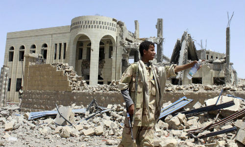 Yemen: Lien quan A-rap khong kich, hang chuc chien binh Houthi bo mang