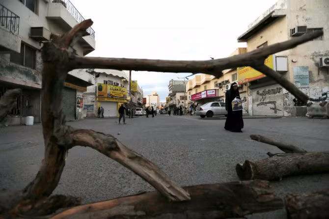 Người biểu tình dựng rào chắn một con đường ở làng Sanabis, Manama, Bahrain ngày 3/1.