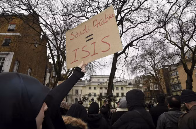 Đám đông biểu tình bên ngoài sứ quán Ả-rập Xê-út ở London, Anh.