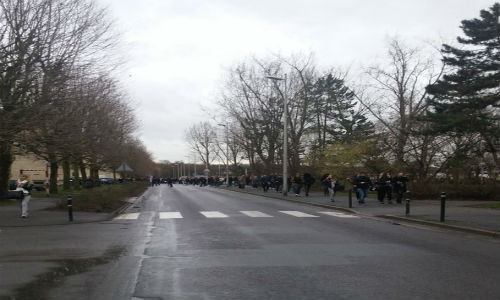 Phap so tan 2.000 hoc sinh vi de doa danh bom