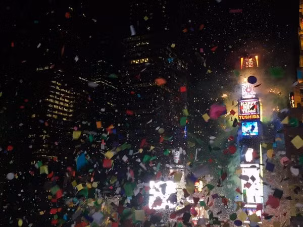 "Mưa" hoa giấy ở Quảng trường Thời đại sau khi quả cầu pha lê được hạ xuống vào đúng thời khắc Mỹ bước sang năm mới.