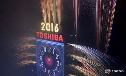 Đồng hồ tại Quảng trường Thời đại chính thức điểm sang 0h ngày 1/1/2016.