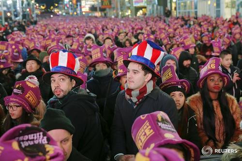 Trước đó, rất đông người đã tập trung từ sớm ở Quảng trường Thời đại để chờ đón màn đếm ngược.