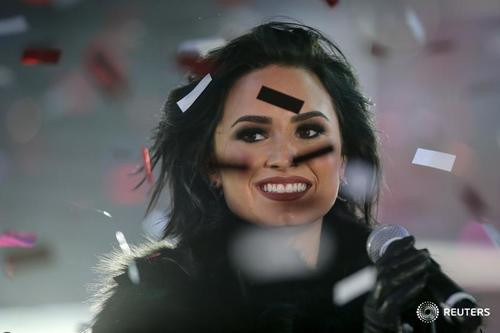 Ca sĩ Demi Lovato biểu diễn trên sân khấu chính ở Quảng trường Thời đại, New York, vào đêm giao thừa.
