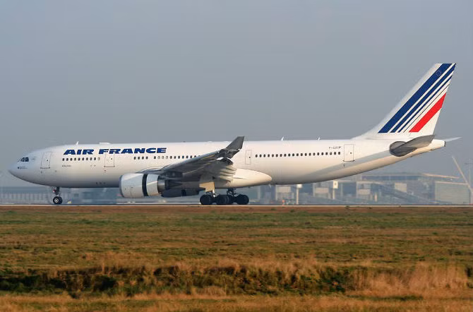 Năm 2009, chuyến bay 447 của hãng hàng không Air France gặp nạn, rơi xuống Đại Tây Dương, khiến 228 người thiệt mạng. Đây là vụ tai nạn hàng không thảm khốc nhất trong lịch sử hãng hàng không Air France và do phi công yếu kém trong khâu xử lý sự cố.
