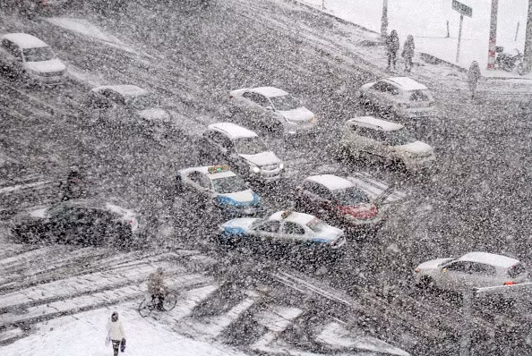 Gió thổi mạnh và tuyết rơi tại nhiều khu vực thuộc tỉnh Sơn Đông trong tuần này. Trang Guokr.com giải thích, hiện tượng lốc xoáy vùng cực đang di chuyển về phía nam và sẽ dừng lại tại Siberia. Nó là nguyên nhân gây nên đợt rét kéo dài tại nhiều khu vực ở Trung Quốc vài ngày tới. Hơn nữa, vùng áp cao cận nhiệt đới phía bắc sẽ sản sinh lượng mưa lớn và thậm chí tuyết rơi dày tại khu vực phía đông và nam Trung Quốc, đặc biệt là tỉnh Chiết Giang. Ảnh: Getty