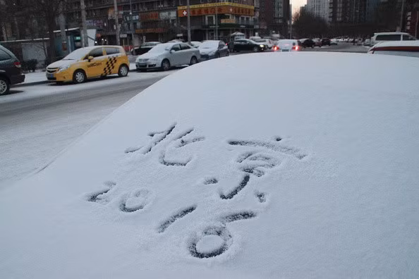 Tuyết phủ kín nóc ôtô tại Bắc Kinh. Thủ đô của Trung Quốc bước vào đợt tuyết đầu tiên năm 2016 hôm 17/1. Theo dự báo thời tiết, trong ngày 22/1, nhiệt độ tại Bắc Kinh có thể giảm xuống dưới mức -16,7 độ C. Ảnh: Getty