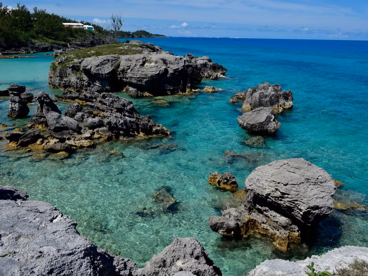 Bãi biển với cát trắng ở Vịnh Tobacco, St.George, Bermuda, là một địa điểm tắm nắng lý tưởng.
