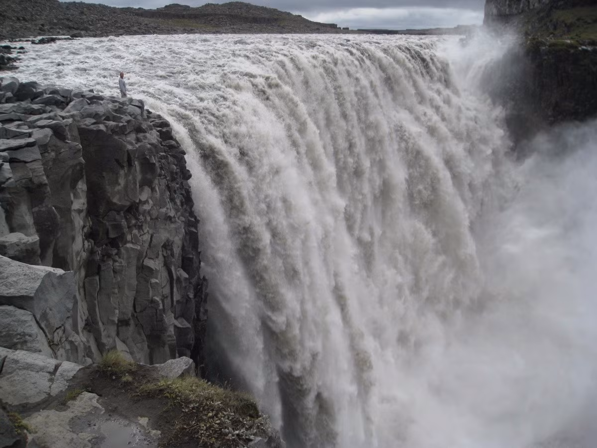 Dettifoss được coi là thác nước lớn nhất và chảy mạnh nhất ở Châu Âu. Thác nước ở Iceland này cao 44 mét và rộng 100 mét.