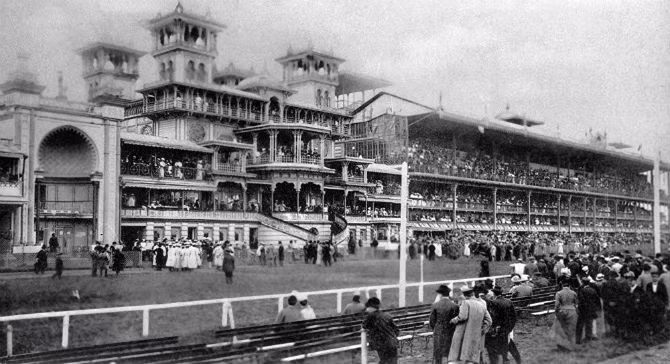 Người dân tập trung gần đường đua ngựa Moscow Hippodrome.