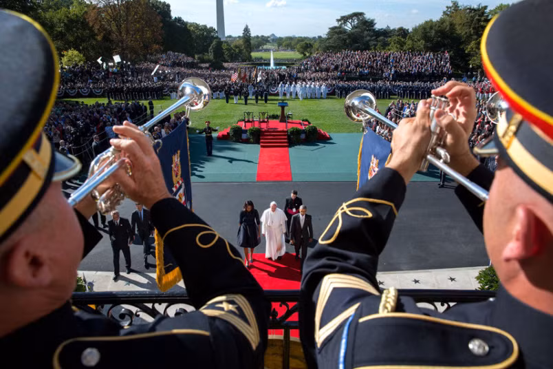 Ngày 23/9/2015: Tổng thống Obama và Đệ nhất phu nhân Michel Obama “hộ tống” Giáo hoàng Francis trở lại Nhà Trắng sau lễ đón cấp nhà nước.