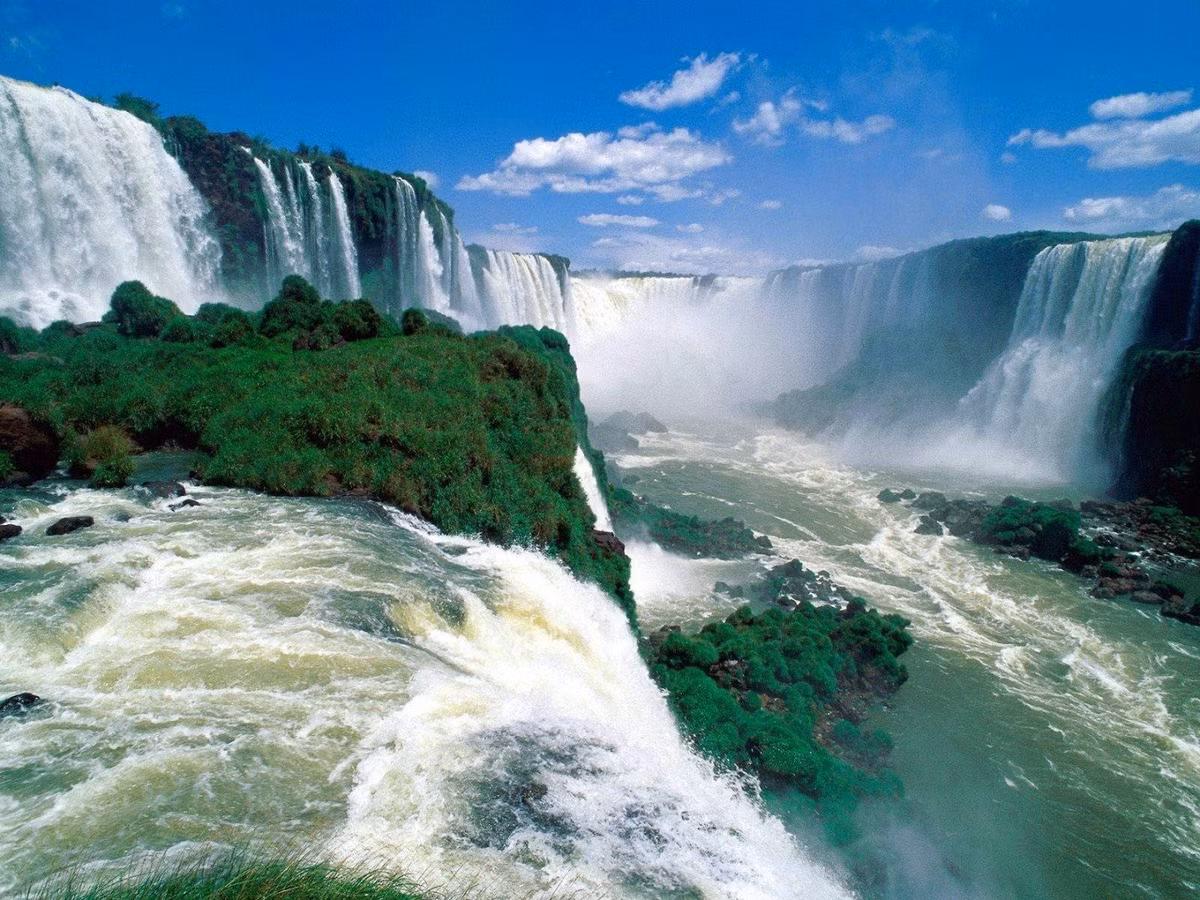 Thác Iguazu được coi là một thác nước ấn tượng nhất với vẻ đẹp hùng vĩ. Thác nước nằm trên biên giới giữa Argentina và Brazil trở thành biểu tượng vẻ đẹp tự nhiên của các quốc gia Châu Mỹ này.