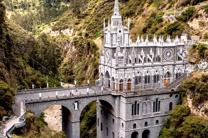 Nhà thờ Las Lajas Sanctuary tọa lạc tại phía nam tỉnh Narino, Colombia, bên trong hẻm núi sông Guaitara. Nhà thờ này được xây dựng theo lối kiến trúc Gothic từ 1916 đến năm 1949 trên nền của một nhà thờ nhỏ có từ thế kỷ 19.