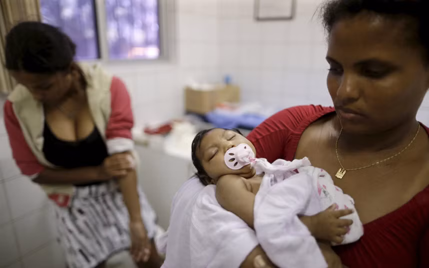 Veridiana Silva chờ bác sĩ khám cho con gái cô tại bệnh viện Oswaldo Cruz. Cháu bé cũng mắc phải căn bệnh do virus Zika gây ra.