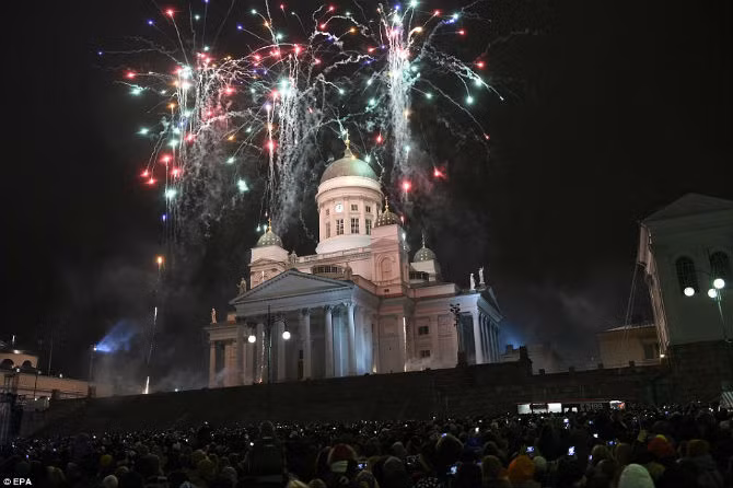 Rất đông người tập trung tại quảng trưởng Senate, Helsinki, Phần Lan để thưởng thức “bữa tiệc” pháo hoa mừng năm mới.