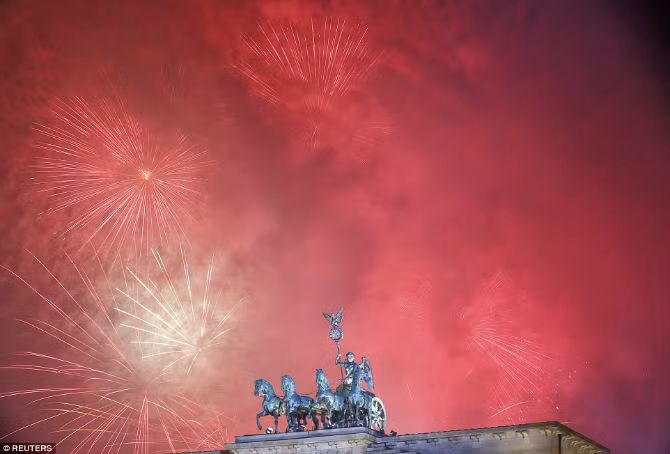 Đức cũng đã chính thức bước sang năm mới 2016 với màn bắn pháo hoa ở cổng Brandenburg, Berlin.