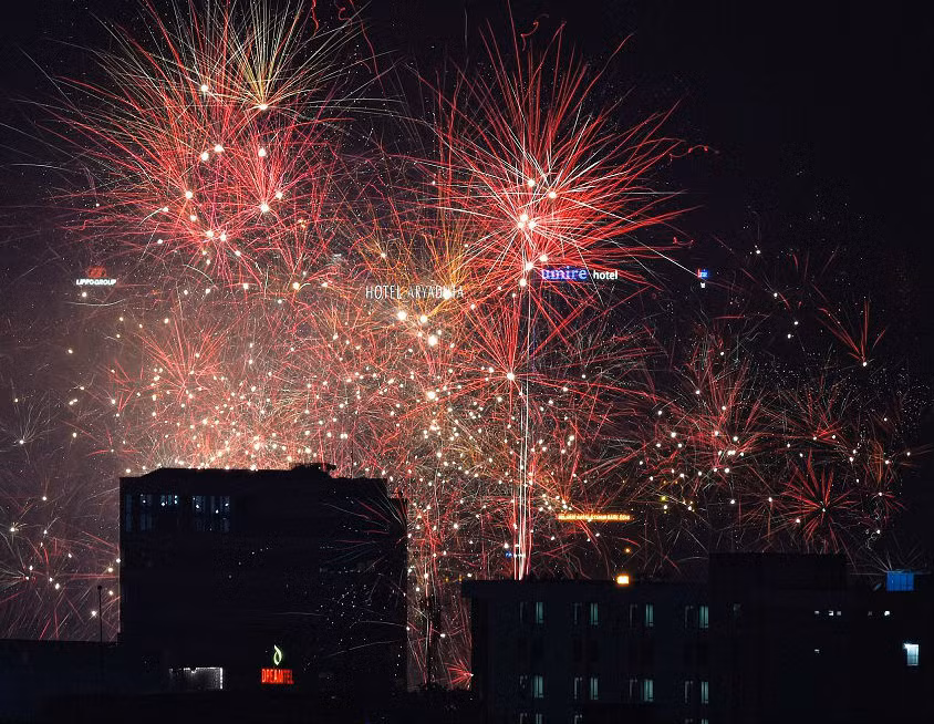 Bầu trời Jakarta, Indonesia, lung linh về đêm. 