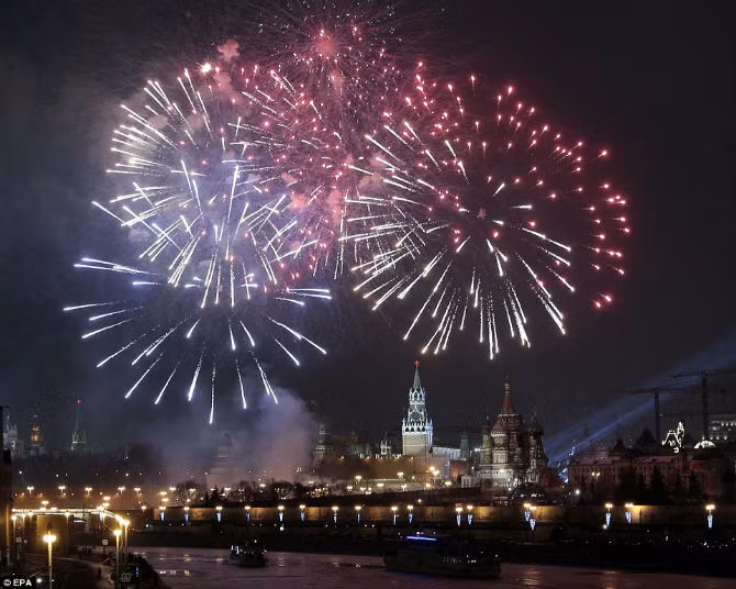 Pháo hoa rực sáng bầu trời tháp Spasskaya, nhà thờ St.Basil và Quảng trường Đỏ ở Moscow, Nga, vào thời khắc chuyển giao giữa năm cũ sang năm mới 2016.
