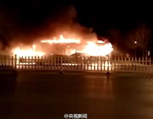 Sáng 5/1, một chiếc xe buýt bốc cháy ở Khu tự trị Ninh Hạ Hồi, Trung Quốc đã cướp đi sinh mạng của 14 người và làm bị thương hơn 30 người khác.